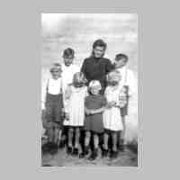024-0019 Charlotte Friederici  mit ihren sechs Kindern, Guenter, Dieter, Hannelore, Marianne, Anneliese und Heinz..jpg